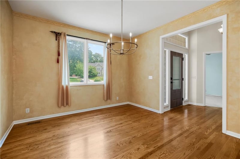 808 Springwater Ln, Lee's Summit, MO 64081