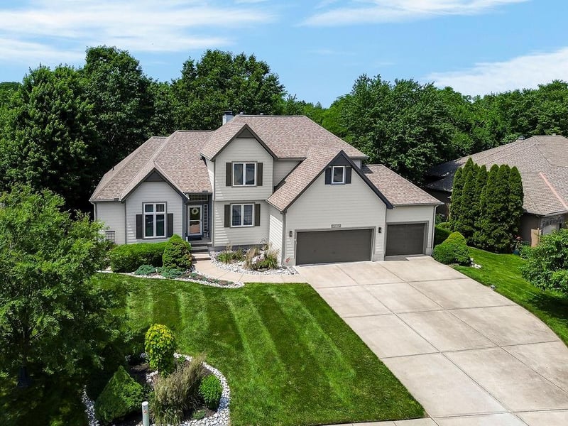 808 Springwater Ln, Lee's Summit, MO 64081