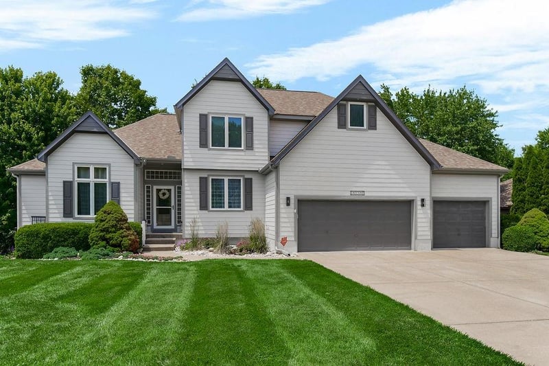 808 Springwater Ln, Lee's Summit, MO 64081