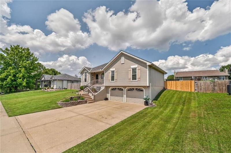 503 Newport Dr, Smithville, MO 64089