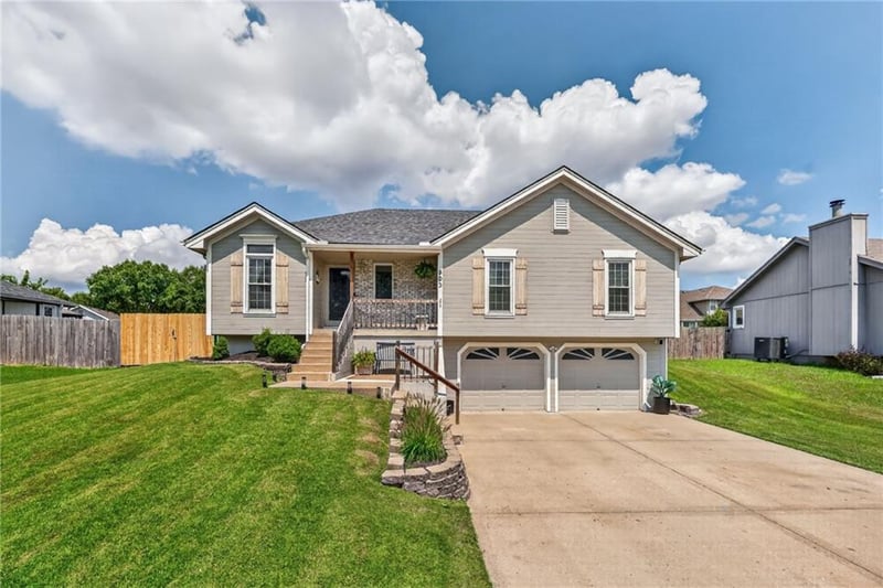 503 Newport Dr, Smithville, MO 64089