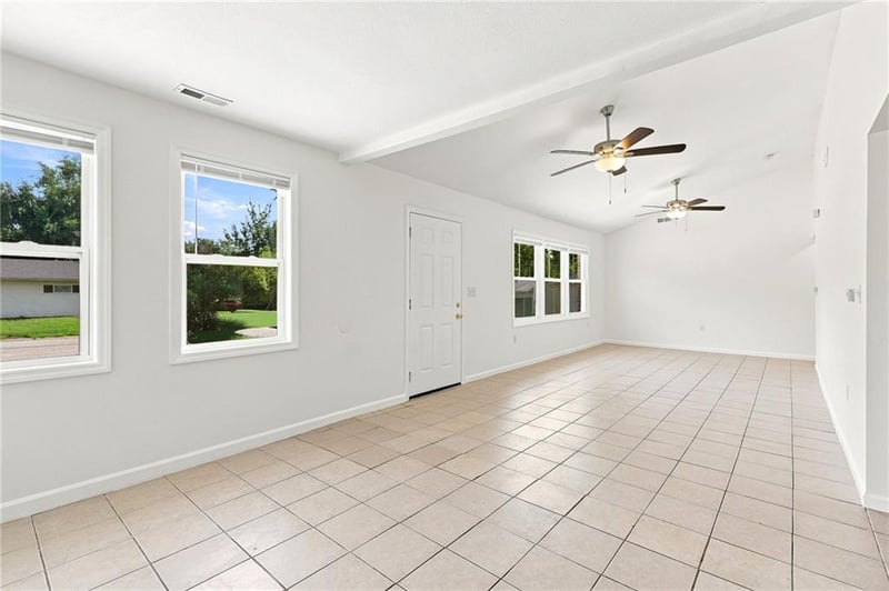 10706 Cambridge Ave, Kansas City, MO 64134