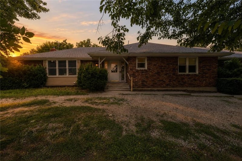 5507 Woodbine Rd, St Joseph, MO 64505