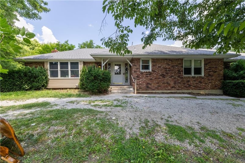 5507 Woodbine Rd, St Joseph, MO 64505