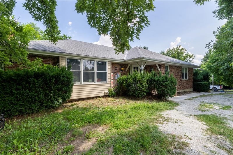 5507 Woodbine Rd, St Joseph, MO 64505