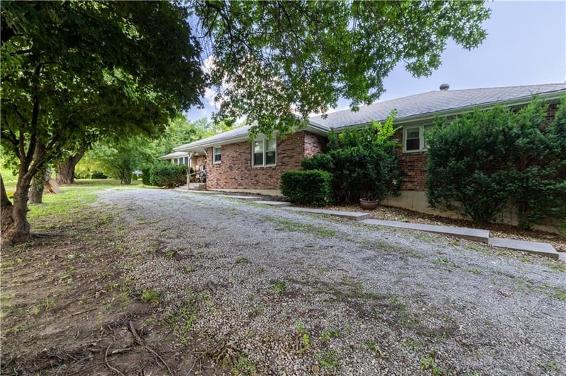5507 Woodbine Rd, St Joseph, MO 64505