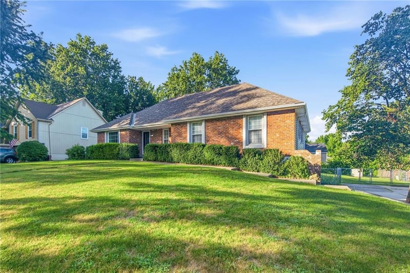 110 Lexington Dr, Blue Springs, MO 64015