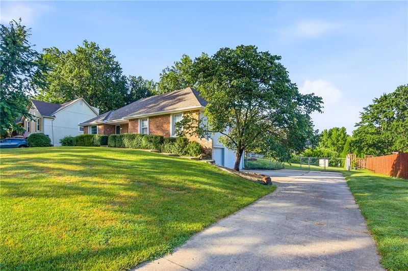 110 Lexington Dr, Blue Springs, MO 64015