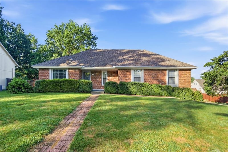 110 Lexington Dr, Blue Springs, MO 64015