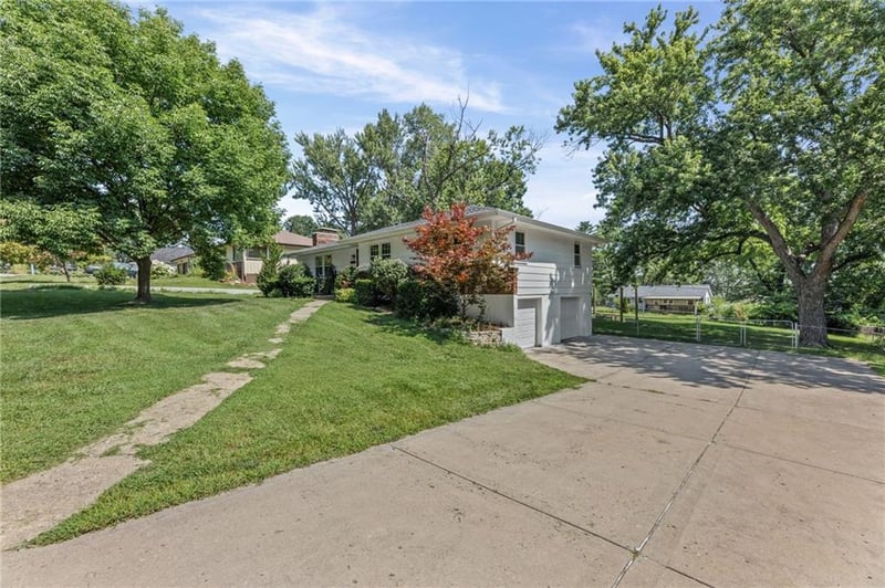 2308 NW Powderhorn Dr, Kansas City, MO 64154