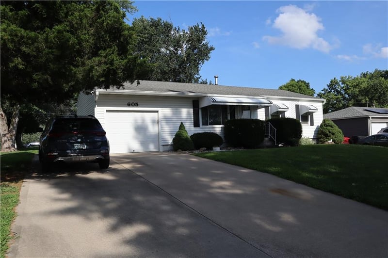605 Ponca Dr, Independence, MO 64056