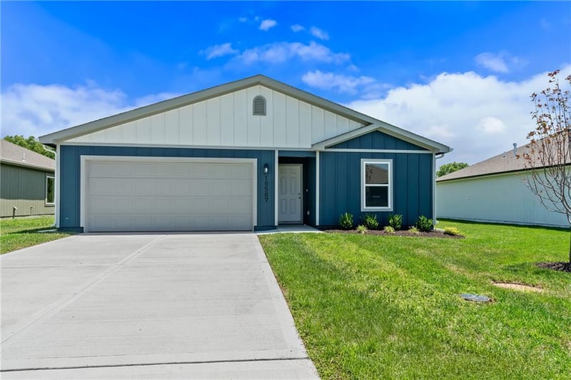19507 Lincoln St, Spring Hill, KS 66083