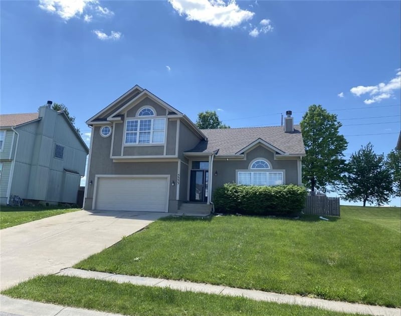 5333 Holiday Dr, Lee's Summit, MO 64064