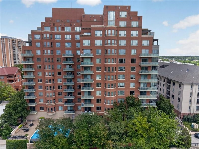 4950 Central St #805, Kansas City, MO 64112