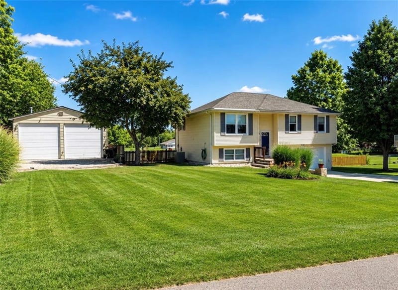902 Plattsburg St, Lathrop, MO 64465