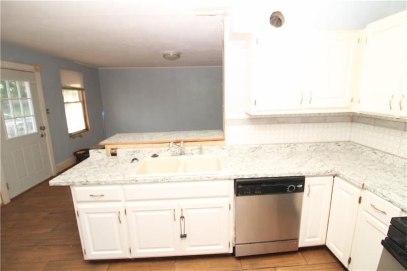 3305 Leonard Rd, St Joseph, MO 64503