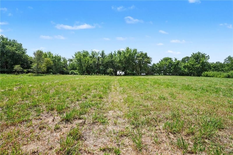 7560 Hoover Rd, Smithville, MO 64089