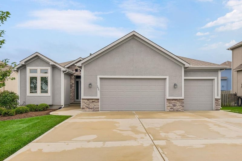 1609 Shadow Dr, Leavenworth, KS 66048