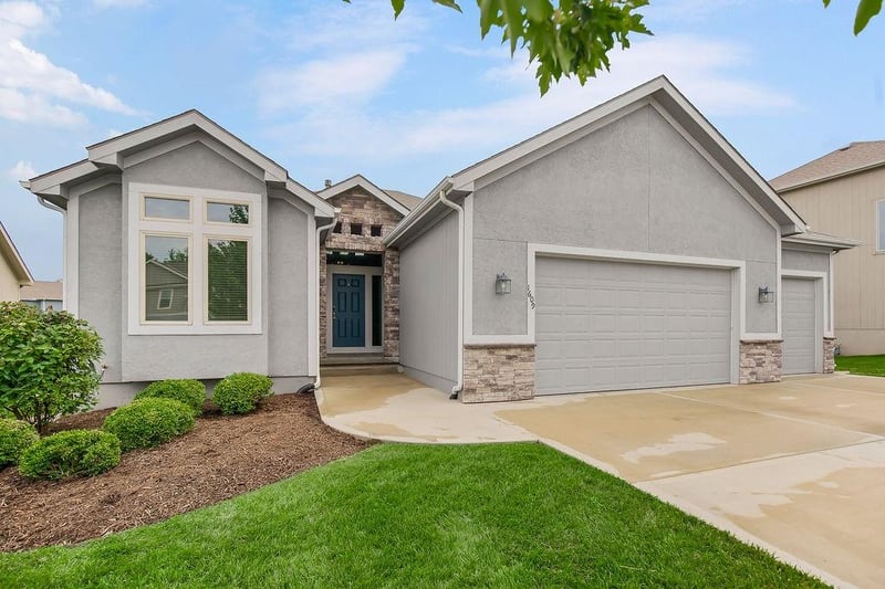 1609 Shadow Dr, Leavenworth, KS 66048