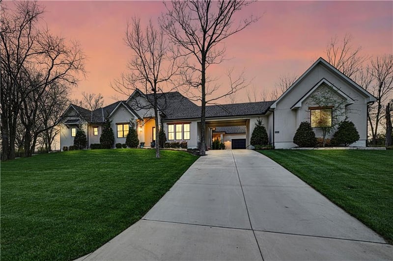 18340 Mohawk Ln, Stilwell, KS 66085