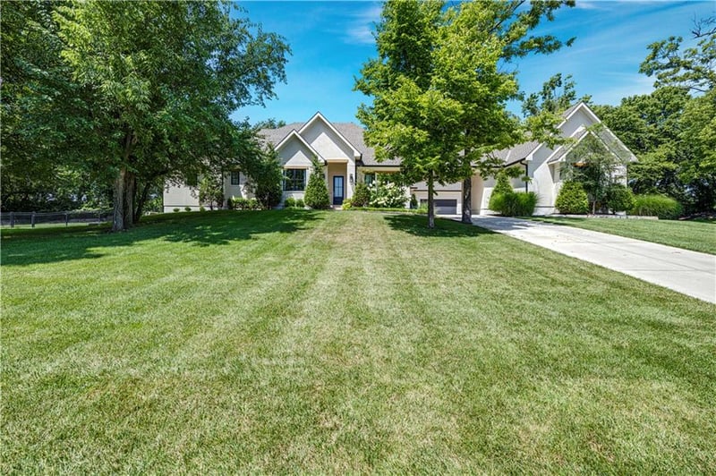 18340 Mohawk Ln, Stilwell, KS 66085