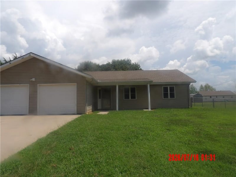 411 Briarwood Dr, Iola, KS 66749