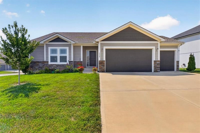 2339 Skopelos Ct, Blue Springs, MO 64029