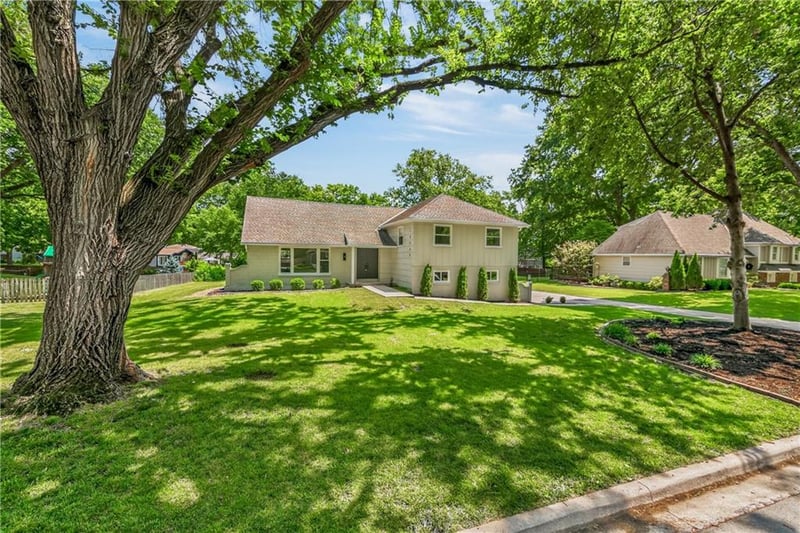 10505 Belinder Rd, Leawood, KS 66206