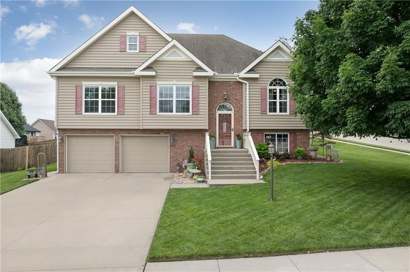 5602 Long View Dr, St Joseph, MO 64503