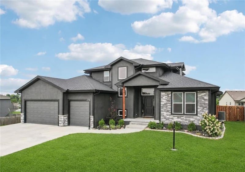 2705 Meadowbrook Ct, Tonganoxie, KS 66086