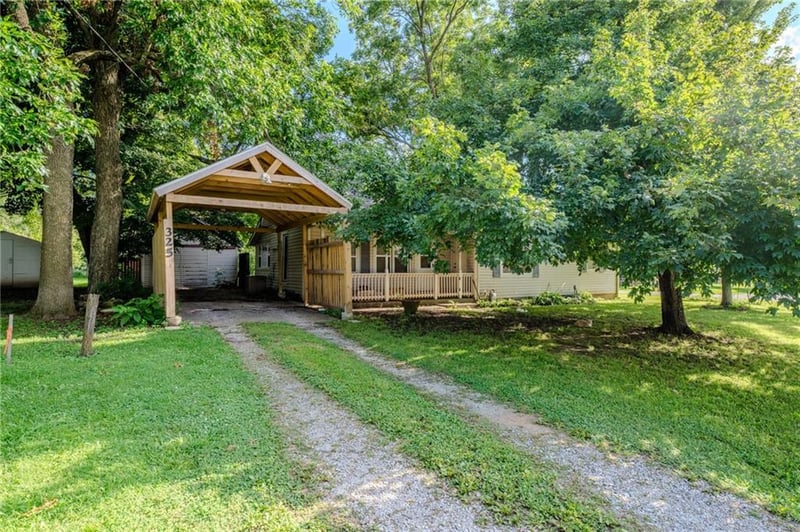 325 Montgomery St, Thayer, KS 66776