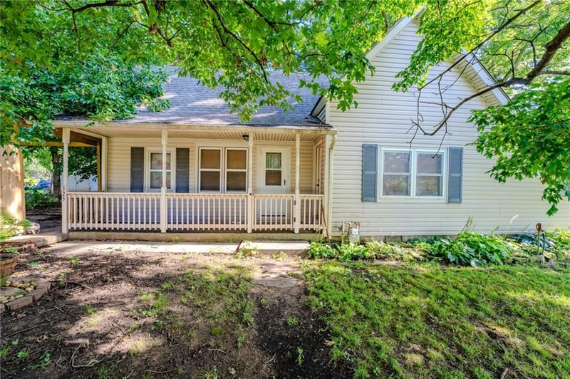 325 Montgomery St, Thayer, KS 66776