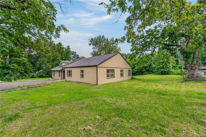 5851 Barnes Ave, Kansas City, MO 64119