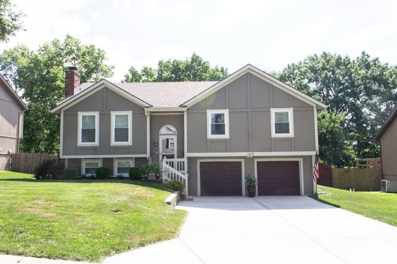 6619 Sioux Dr, Kansas City, MO 64152