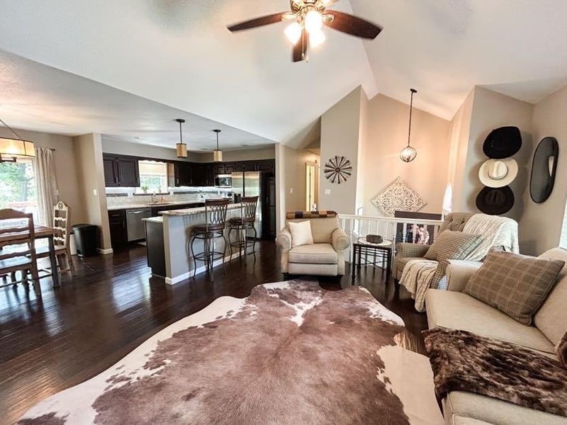 6619 Sioux Dr, Kansas City, MO 64152