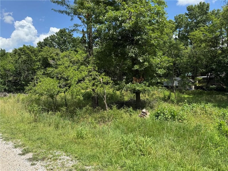 2 Applewood Ln, Linn Valley, KS 66040