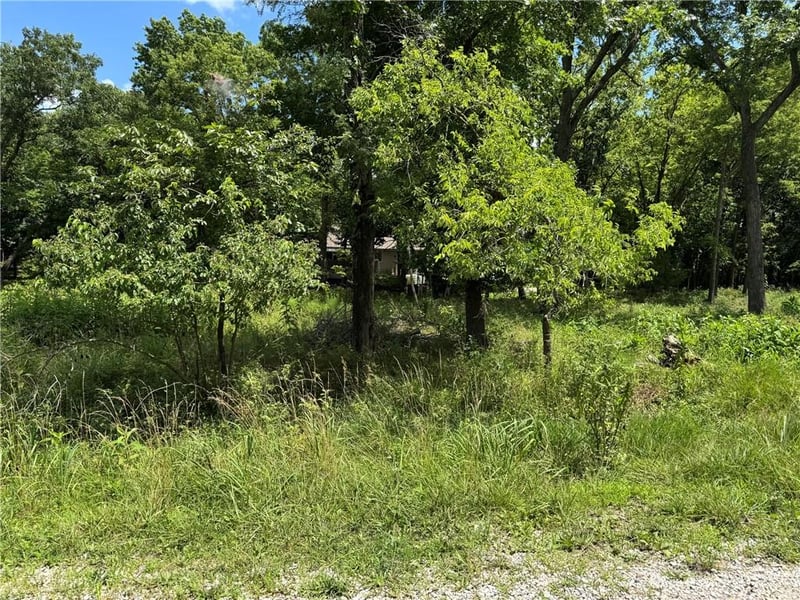 2 Applewood Ln, Linn Valley, KS 66040