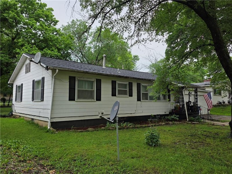 304 Warwick Rd, Coffeyville, KS 67337