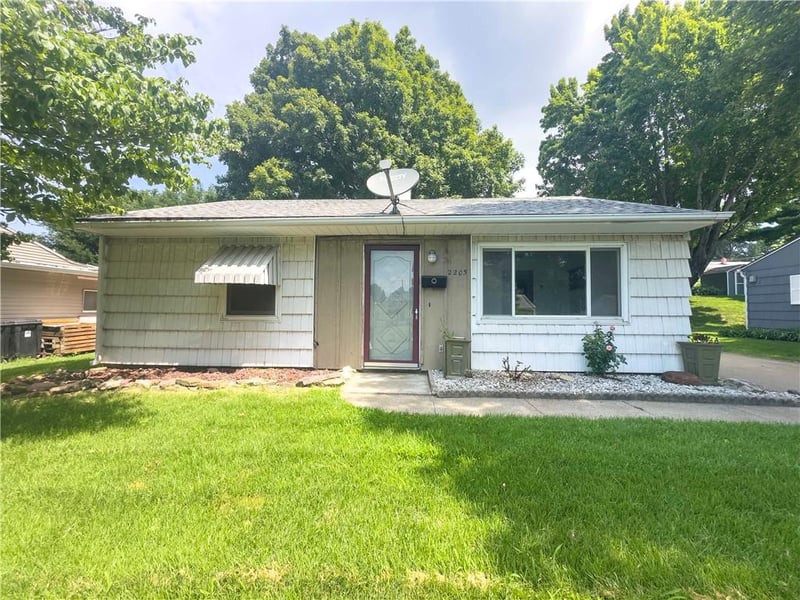 2205 Maple St, St Joseph, MO 64507
