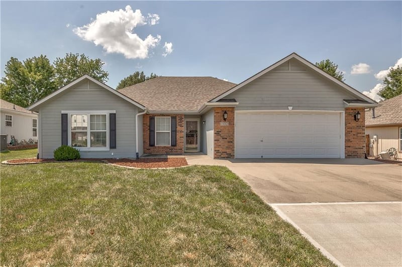 702 Hillside Ct, Grain Valley, MO 64029