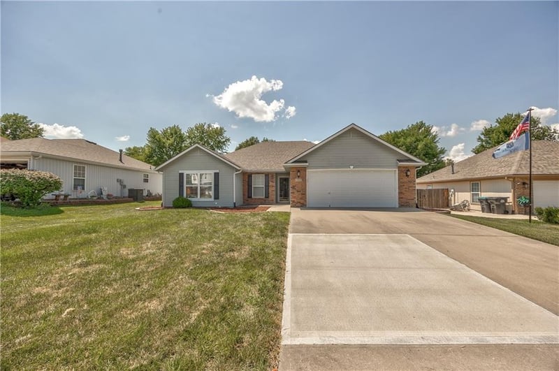 702 Hillside Ct, Grain Valley, MO 64029