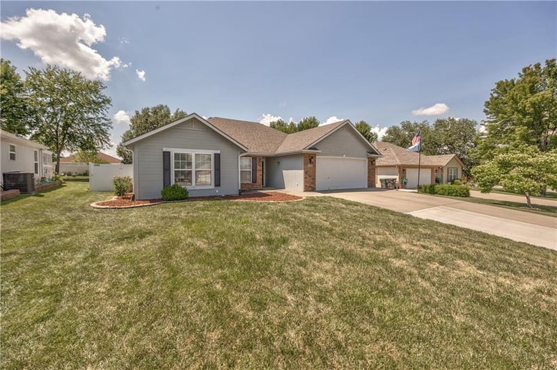 702 Hillside Ct, Grain Valley, MO 64029