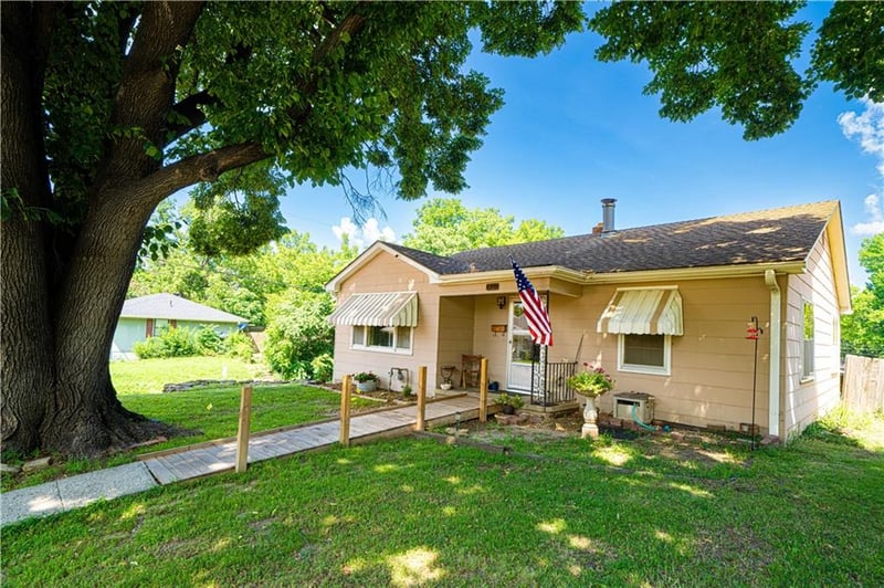 1501 20th St, St Joseph, MO 64507