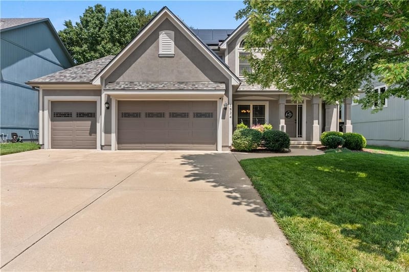 1824 Woodview Ln, Lee's Summit, MO 64086