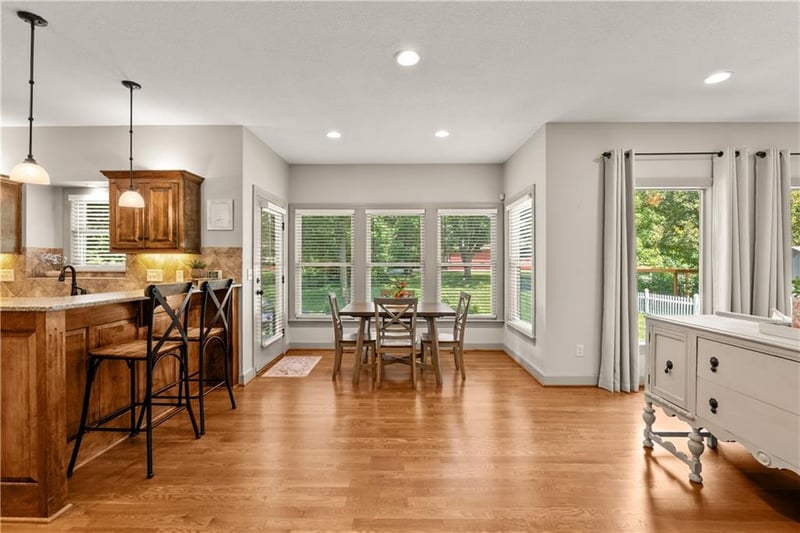1824 Woodview Ln, Lee's Summit, MO 64086