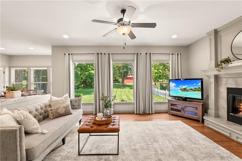 1824 Woodview Ln, Lee's Summit, MO 64086