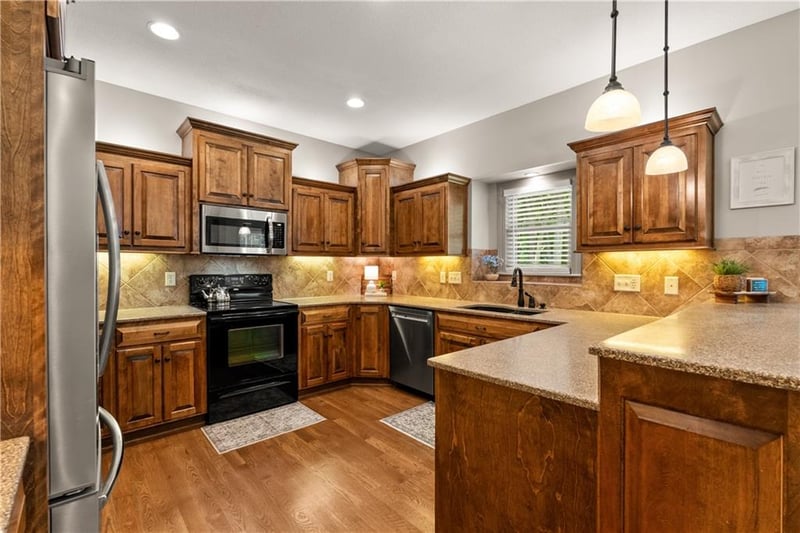 1824 Woodview Ln, Lee's Summit, MO 64086