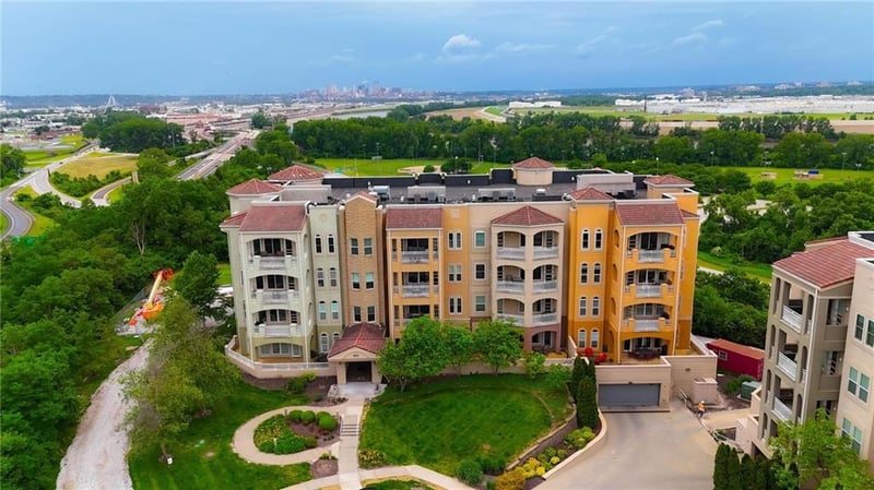3810 Mulberry Dr #307, Kansas City, MO 64116