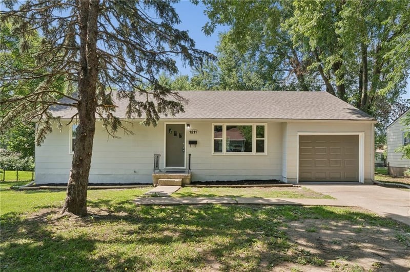 1211 67th Pl, Gladstone, MO 64118