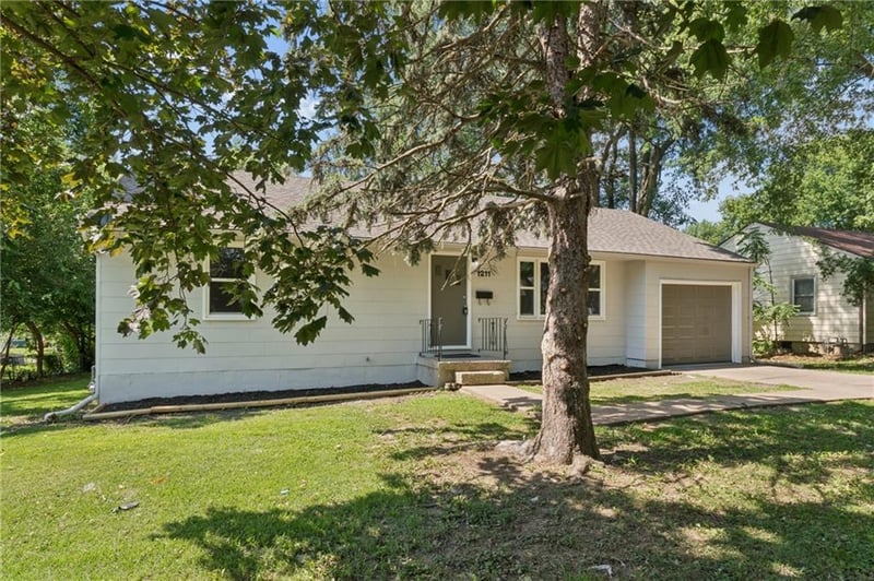 1211 67th Pl, Gladstone, MO 64118